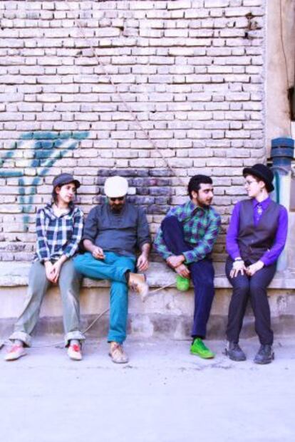 Los miembros de Migrain Sq., el primer grupo iraní que distribuye la nueva discográfica Oído Records.