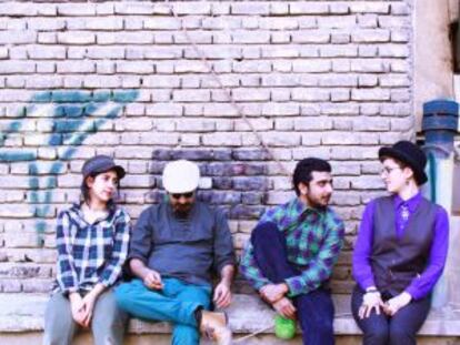 Los miembros de Migrain Sq., el primer grupo iraní que distribuye la nueva discográfica Oído Records.