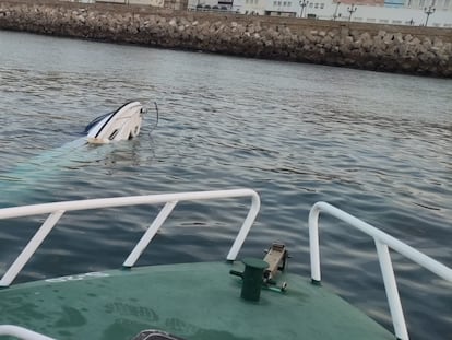 Un guardia civil actúa en la zona de la embarcación cargada de droga hundida, cerca del Campo del Sur en Cádiz.