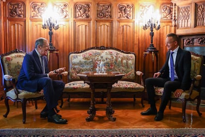 Serguéi Lavrov y Péter Szijjártó, este jueves en Moscú.