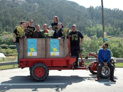 Participantes y organizadores del festival en uno de los chimpines en los que recoren la parroquia de Porri&ntilde;o 