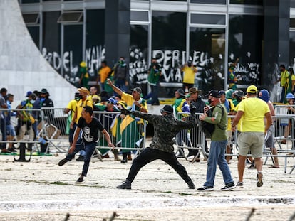 Seguidores del expresidente brasileño Jair Bolsonaro durante el asalto al Palacio de Planalto, en enero de 2023.