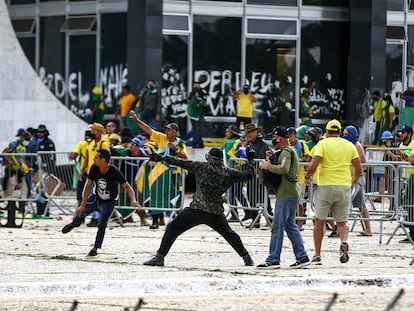 Partidarios de Jair Bolsonaro invaden el edificio del Congreso en Brasilia, el pasado 8 de enero.