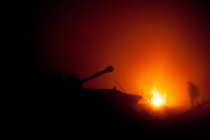 Una de las imágenes que Granier-Deferre capturó durante el seguimiento que hizo durante varios días a la unidad de los hombres de artillería llamado 'La primera brigada eslava' en la región de Debaltsevo, entre la firma del acuerdo de alto el fuego firmado en Minsk el 15 de febrero de 2015, y justo antes de que las fuerzas pro-rusas se apoderan de la ciudad estratégica de Debaltsevo, anteriormente en manos de unos pocos miles de soldados ucranianos.