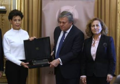 Leopoldo y Antonieta, padres del opositor venezolano Leopoldo Lopez, durante la entrega del premio Palabra a Lilian Tintori en la Casa de América, en Madrid. A la derecha, Elsa González, presidenta de la FAPE.