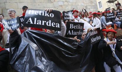 Jaizkibel ha partido sobre las 8.10 desde la plaza Gernikako Arbola y ha subido la calle Mayor, el punto más conflictivo del Alarde, donde cientos de personas, mayoritariamente mujeres, llevaban horas cogiendo sitio para contemplar el Alarde tradicional, en el que las féminas desfilan únicamente como cantineras.