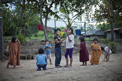 Como cada día, todos los niños de la comunidad se reúnen en el campo de fútbol para jugar e inventar nuevas formas de divertirse.