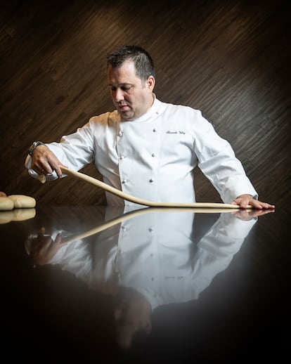 El maestro chocolatero Ricardo Vélez, en el obrador de Moulin Chocolat en Madrid, mientras prepara el bastón de una ensaimada.