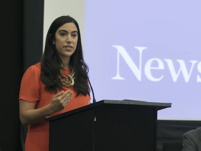 Lara Setrakian en la ceremonia de clausura del máster 2015-2017 de la Escuela de Periodismo UAM-EL PAÍS.