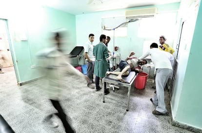 El equipo médico de MSF en el hospital Al Nasr en la provincia de Al Dhale, al sur de Yemen, proporciona asistencia médica a un paciente en el hospital de urgencias. Lo que ocurre en Taiz es solo una muestra de la situación general del país: los yemeníes son víctimas de las consecuencias directas e indirectas de esta guerra mortal y destructiva, el acceso a atención médica asequible está gravemente comprometido y, tras casi dos años de guerra, la ayuda médica y humanitaria sigue sin poder cubrir las necesidades más básicas de la población.