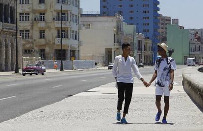 Roiniel Torres y Dariel Hernández pasean por el malecón en La Habana.