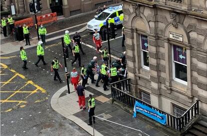Los servicios de emergencia se dirigen al hotel en el que ha tenido lugar el apuñalamiento múltiple, en el centro de Glasgow (Reino Unido).