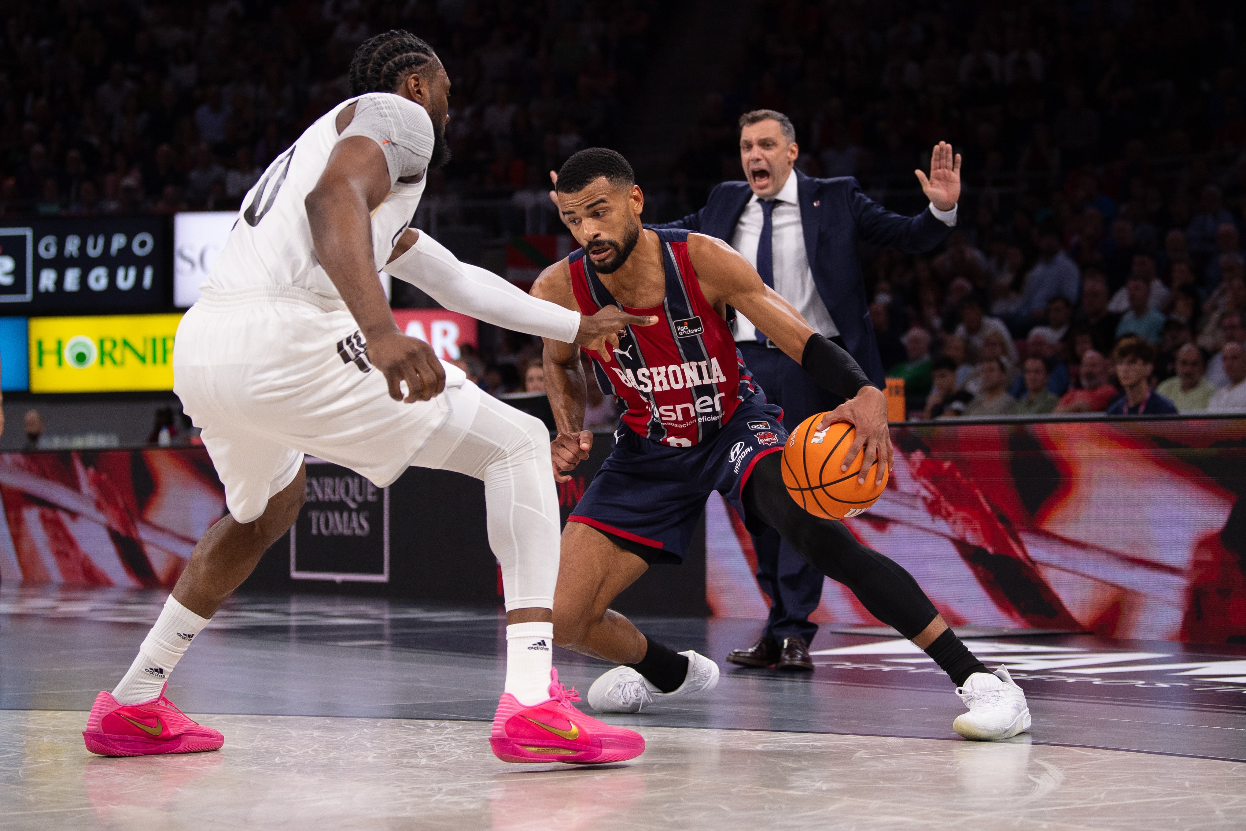 Luwawu-Cabarrot, y tras él Galbiati, ante el Madrid, en una imagen de la ACB.