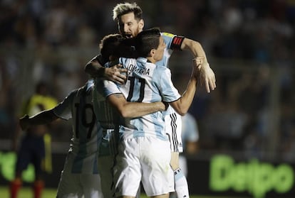 Messi celebra un gol a Colombia con Di Mar&iacute;a y Pratto. 