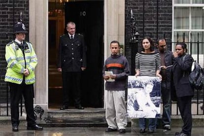 Familiares de Jean Charles de Menezes entregan una carta con una foto del brasileño en Downing Street.