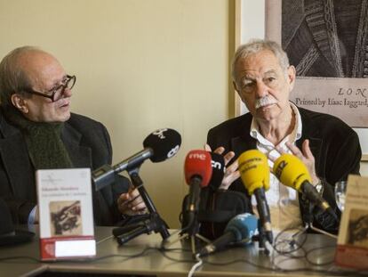 Pere Gimferrer y Eduardo Mendoza, ayer en la librer&iacute;a Laie