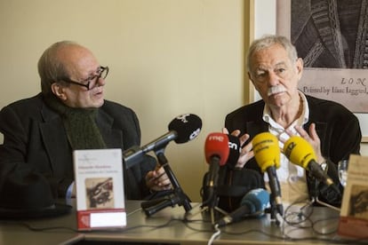 Pere Gimferrer y Eduardo Mendoza, ayer en la librería Laie