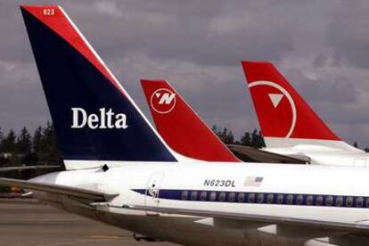 Aviones de Delta y Northwest en el aeropuerto de Sea-Tac.