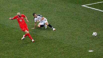   Josip Drmic marca el segundo gol de su equipo.