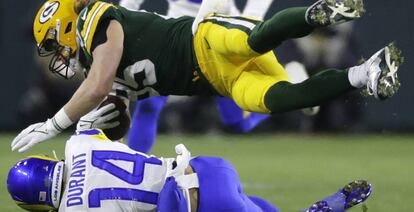 Dos jugadores se disputan el balón en un partido de la NFL.