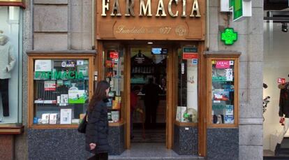 Fachada de una farmacia en Madrid.