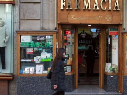 Fachada de una farmacia en Madrid.