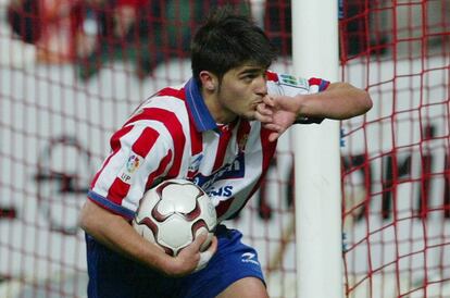 Formado en las categorías inferiores del Real Sporting de Gijón, debuta con el primer equipo el 17 de junio de 2001, después de su debut pasa 2 campañas más en segunda división con el Sporting, en el que anota 38 goles.