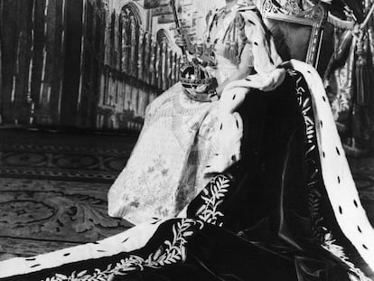 London (United Kingdom), 09/09/2022.- (FILE) - British Queen Elizabeth II is crowned at Westminster Abbey in London, Britain, 02 June 1953. Here is the official portrait after the coronation in the throne room of Buckingham Palace. Britain's Queen Elizabeth II died at her Scottish estate on 08 September 2022. The 96-year-old Queen was the longest-reigning monarch in British history. (Reino Unido, Londres) EFE/EPA/CECIL BEATON EDITORIAL USE ONLY/NO SALES/NO ARCHIVES