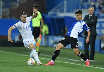 Bale y Martín Aguirregabiria, ante la mirada de Carlo Ancelotti durante el Alavés-Real Madrid.