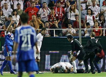 El defensa sevillista Antonio Puerta es atendido por Palop tras desvanecerse.