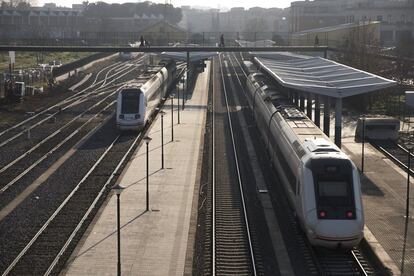 Dos trenes en el andén de la estación de ferrocarril de Badajoz.