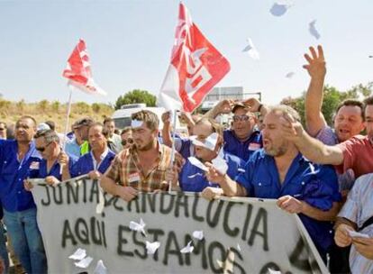 Unos 50 ex mineros de Boliden, ahora contratados por la empresa pública Egmasa, se manifestaron ayer para exigir una solución al conflicto que mantienen con la Junta de Andalucía.