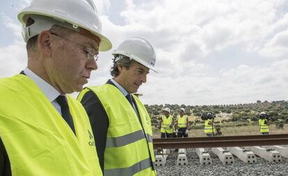 El presidente de Adif, Juan Bravo, con el ministro de Fomento, Íñigo de la Serna.