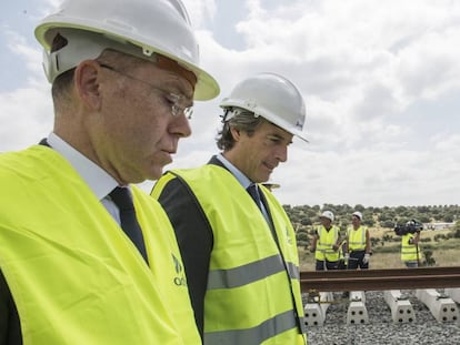 El presidente de Adif, Juan Bravo, con el ministro de Fomento, Íñigo de la Serna.