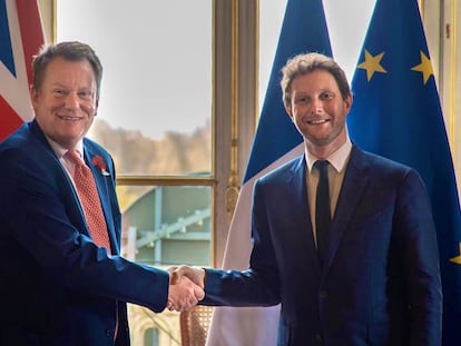 El ministro del Brexit, David Frost, y el secretario de Estado  francés para Asuntos Europeos, Clement Beaune, en su encuentro en parís.