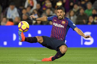 Luis Suárez lanza la pelota para abrir el marcador. Barcelona 1 - Eibar 0.