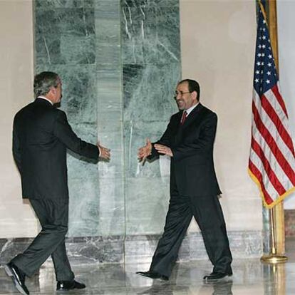 George W. Bush saluda al primer ministro iraquí, Nuri al Maliki, ayer en Bagdad