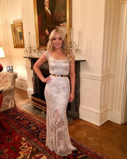 Para la misma cena, Tiffany Trump escogió un modelo en tono champán con un cinturón dorado para marcar la silueta de su cuerpo. El vestido es de Anne Bowen.