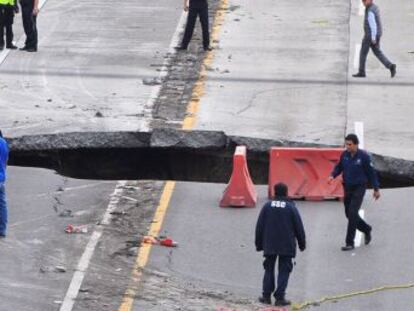 La muerte de dos personas al caer en un agujero de una autopista recién inaugurada revela la negligencia con la que se abrió al tráfico hace tres meses