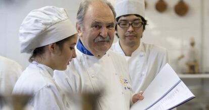 Luis Irizar, en el centro, junto a dos alumnos de su escuela de cocina. 