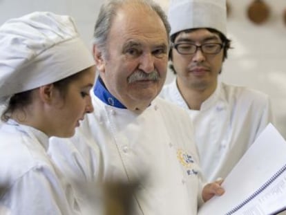 Luis Irizar, en el centro, junto a dos alumnos de su escuela de cocina. 