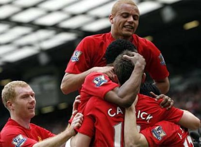 Los jugadores del Manchester United celebran el gol de Carrack