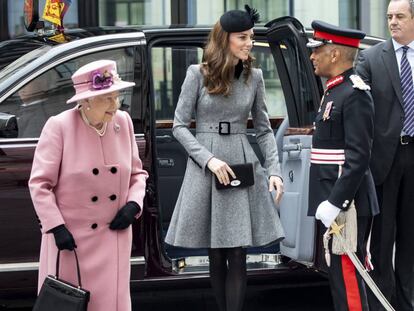 Isabel II y Kate Middleton en el King's College.