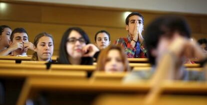 Varios alumnos en un examen de selectividad en Madrid, en junio pasado. 