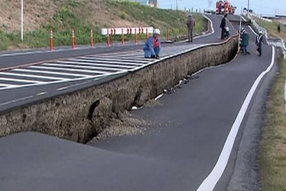 Una carretera agrietada por el terremoto en Satte, en el centro de Japón.