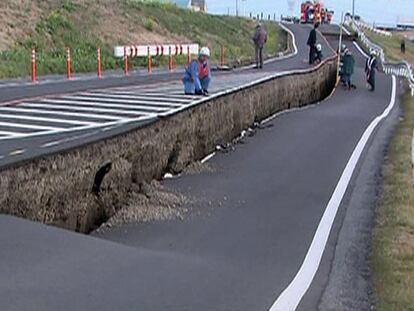 Una carretera agrietada por el terremoto en Satte, en el centro de Japón.