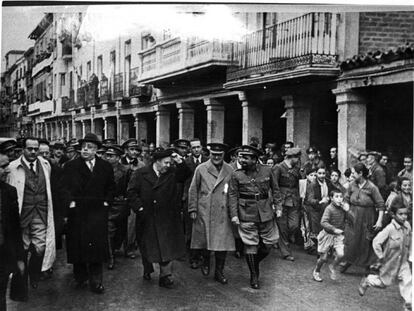 Juan Negr&iacute;n, Manuel Aza&ntilde;a, Indalecio Prieto, el general Miaja y El Campesino, en Alcal&aacute; de Henares durante la guerra.