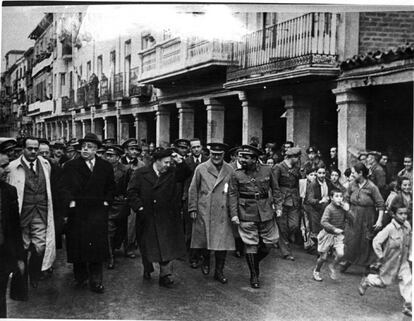 Juan Negr&iacute;n, Manuel Aza&ntilde;a, Indalecio Prieto, el general Miaja y El Campesino, en Alcal&aacute; de Henares durante la guerra.