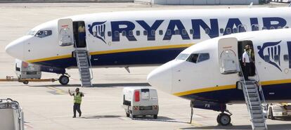 Dos aviones de Ryanair en el aeropuerto de Gerona.