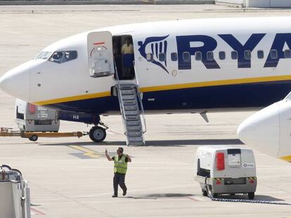 Dos aviones de Ryanair en el aeropuerto de Gerona.